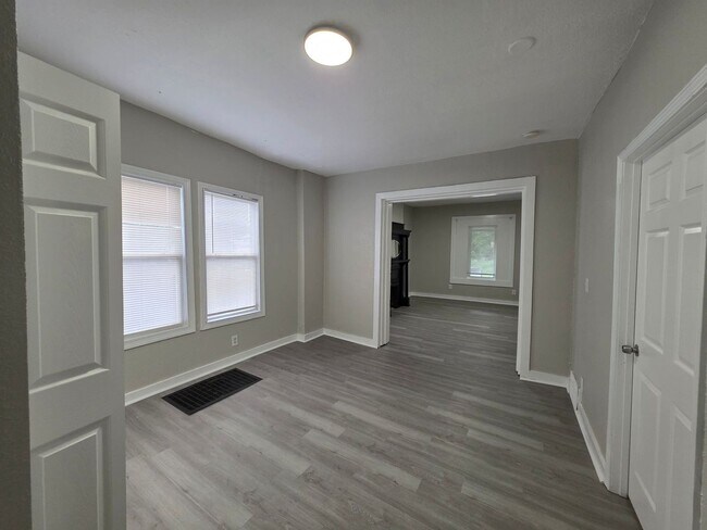 Building Photo - Spacious 6-Bedroom, 4-Bath Home with Plenty of Living Space
