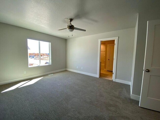Building Photo - 3 bed 2.5 Bath Clean and Move-in Ready