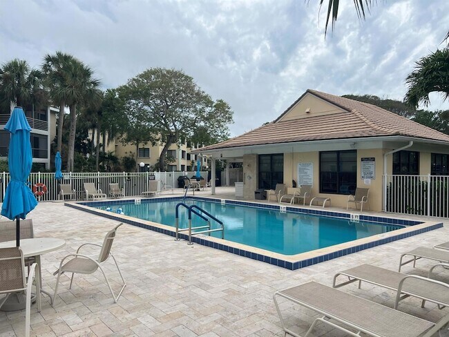 Building Photo - 300 N Hwy A1A