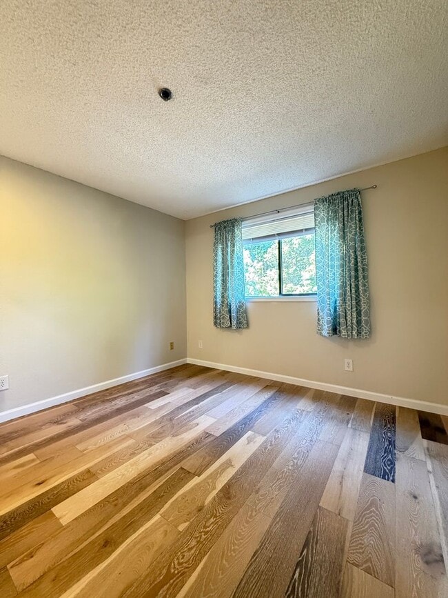 Building Photo - Well Maintained 2BD/2BTH Lynnwood Condo for Lease in Gated Community!