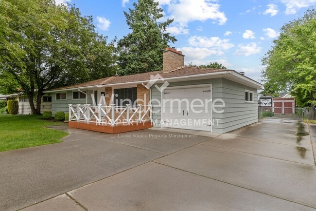 Building Photo - Desirable Rancher style home located in Ce...