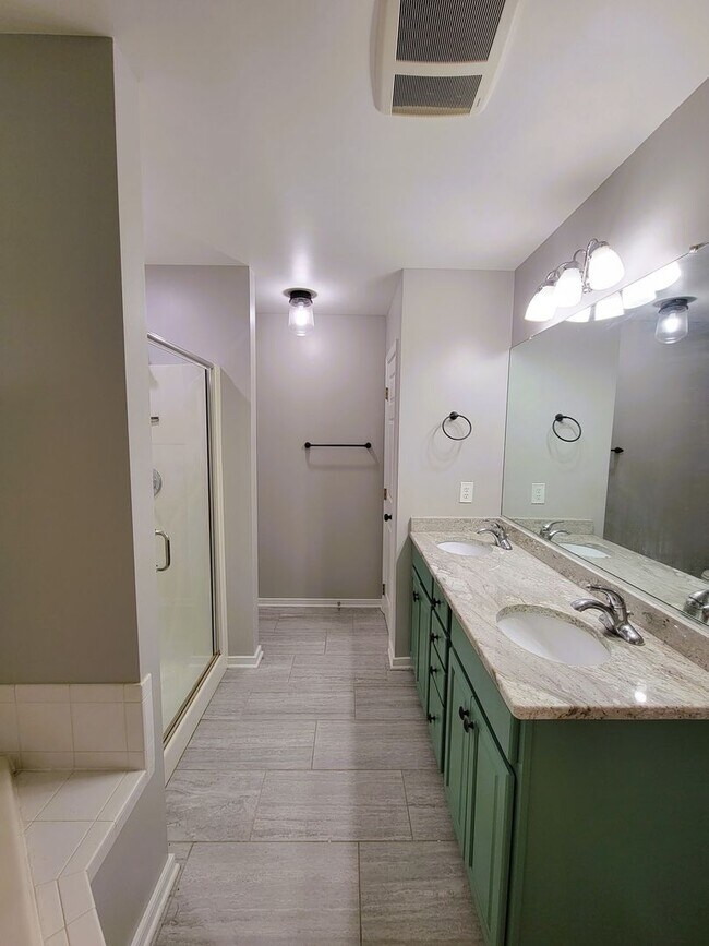 Building Photo - Large contemporary in Birkdale Subdivision...