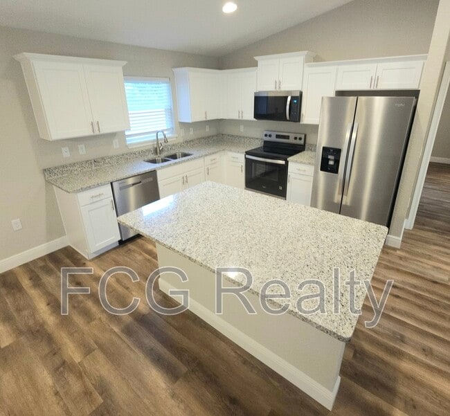 Building Photo - 8810 N Malibu Rd