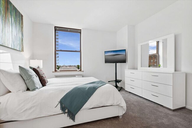 Building Photo - 330 River St