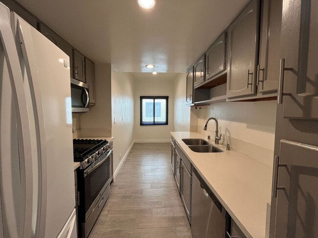 Building Photo - MOVE-IN READY, upgraded 3+3 w/bonus room!