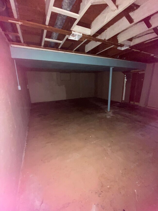 Building Photo - Spacious 3 bedroom house