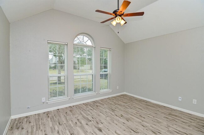 Building Photo - 2526 Lake Dale Ln