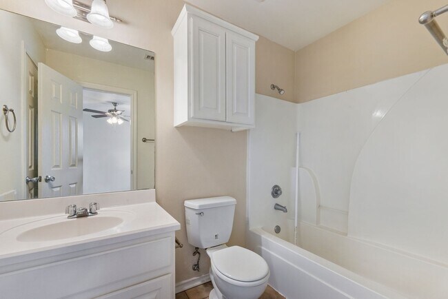 Building Photo - Available August 2026! 4 Bed/4 Bath Less than 2 Miles From A&M!