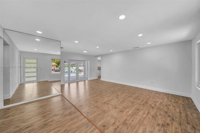 Building Photo - 15010 NE 7th Ave