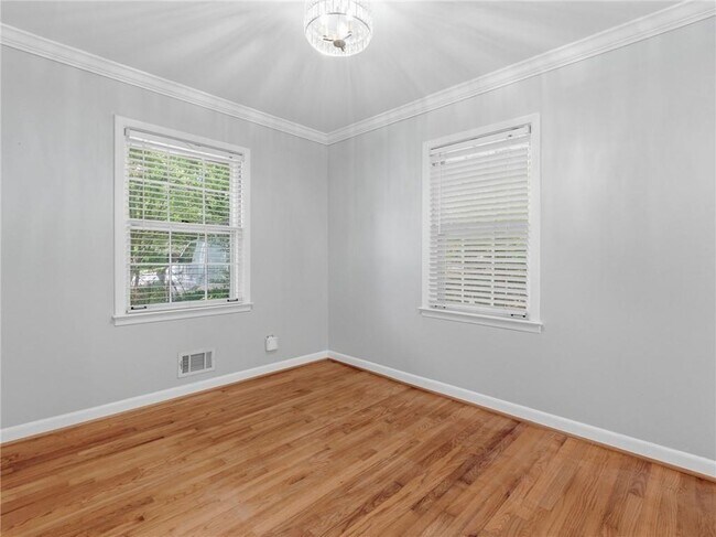 Building Photo - 1111 N Valley Dr