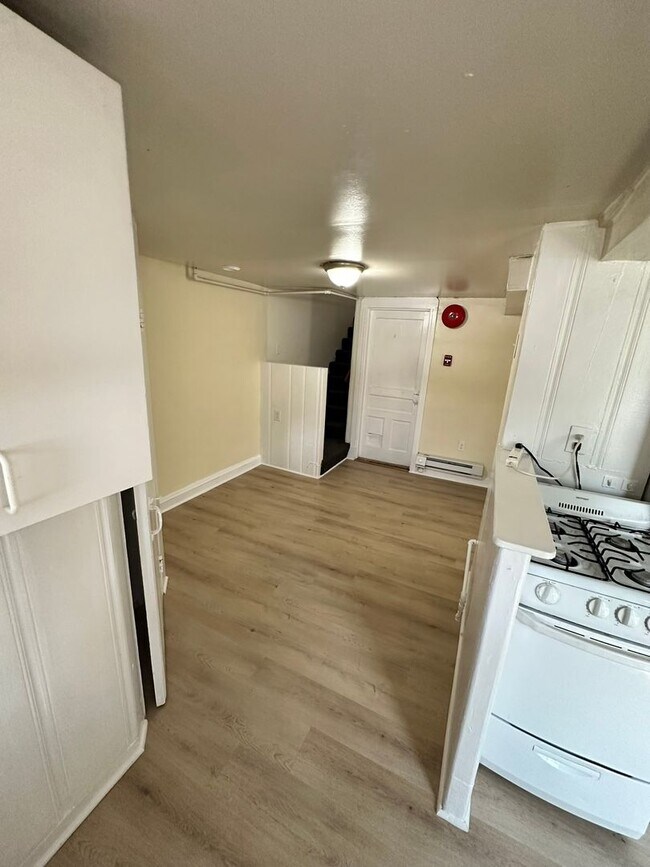 Building Photo - Walkout 1BR Basement Condo in the Heart of...