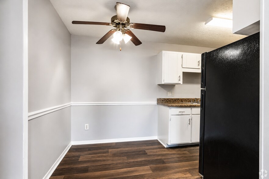 Building Photo - River Retreat Apartments