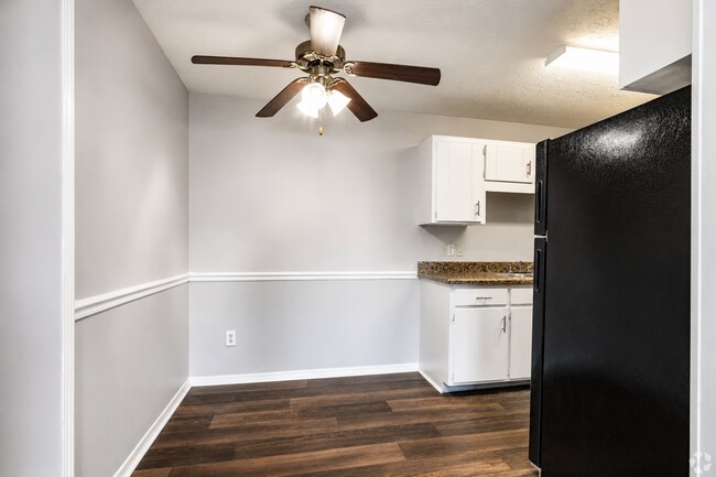 Building Photo - River Retreat Apartments