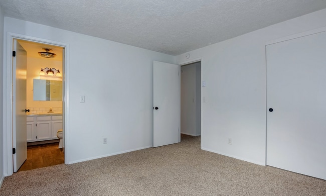 Building Photo - Lake Shore 3 Bedroom- Single Level!
