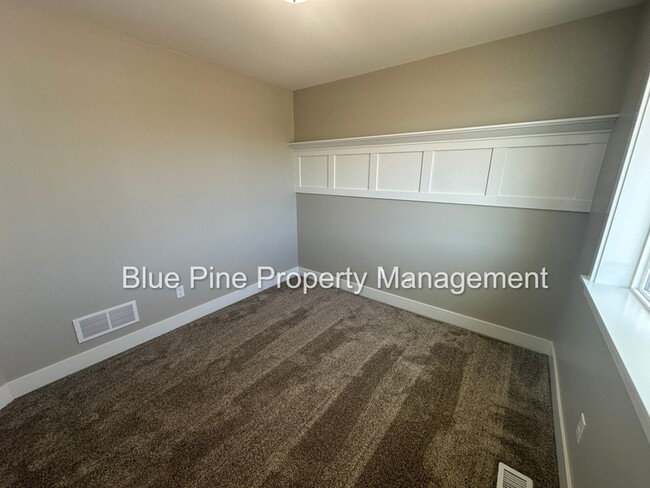 Building Photo - 3881 E Hemlock Ln