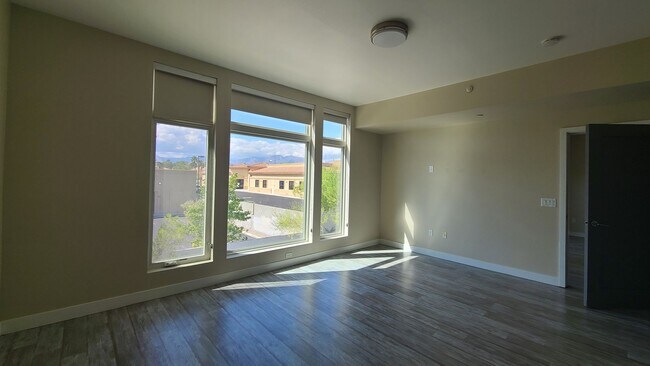 Building Photo - 2 Bedroom Condo located in Park House.