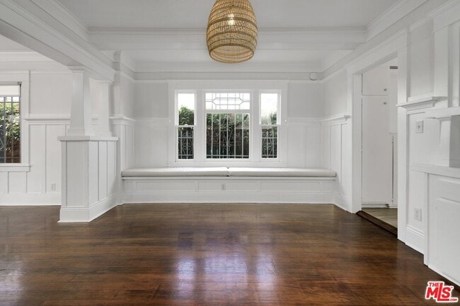 Building Photo - 320 4th Ave