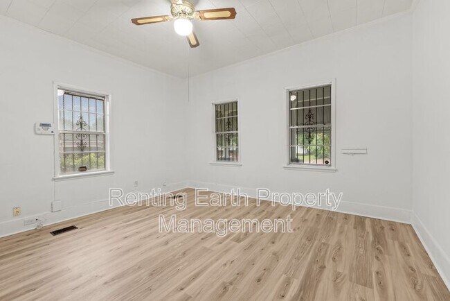 Building Photo - 537 S Jackson St