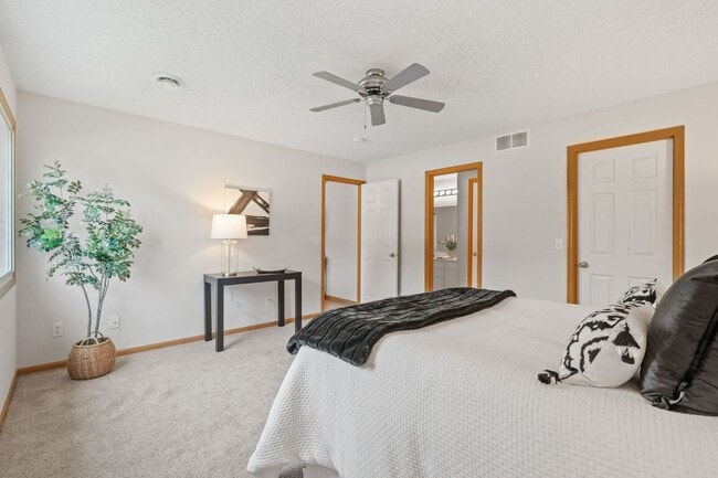 Building Photo - 3bd, 2ba town home in NEW HOPE, avail NOW
