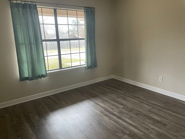 Building Photo - 3/2/2 WHITE OAK ISD - extra parking and st...