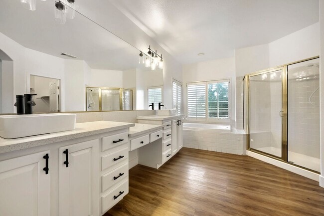 Building Photo - 5 Bedroom Luxury Home In Peccole Ranch!
