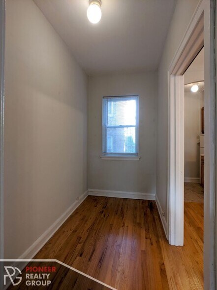 Building Photo - 2827 N Burling St