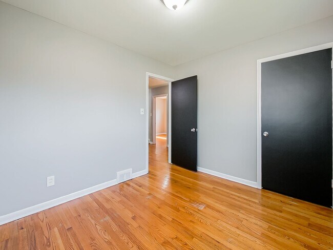 Building Photo - Charming 3-Bedroom Ranch in the Heart of Garden City