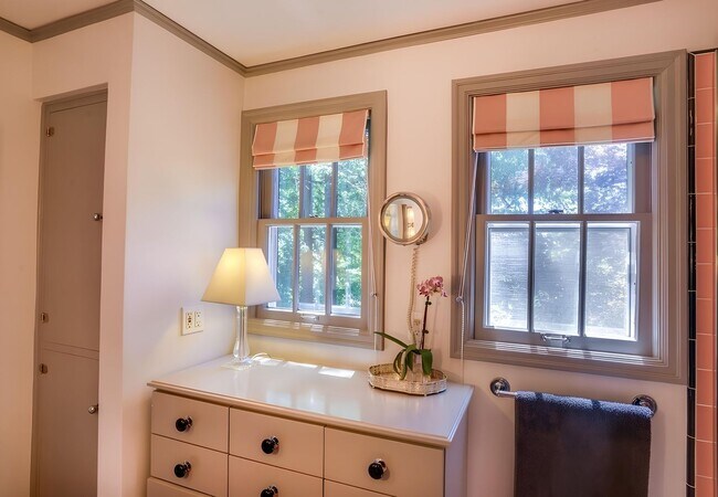 Building Photo - Beautiful Dream Home in the Southwest Hills! Call now to live amongst the trees!