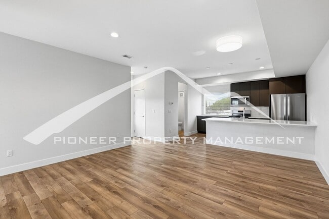 Building Photo - Spacious Townhouse with Central AC and 2-Car Garage