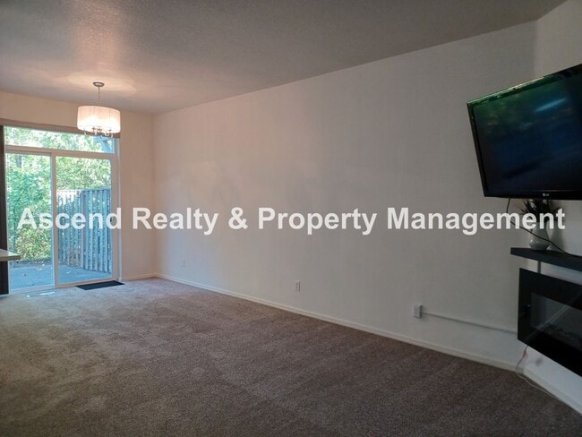 Building Photo - 3 Bed Townhome 1 Car Garage Backs to Greenspace Close to Parks, Intel, Nike, Columbia Sportswear