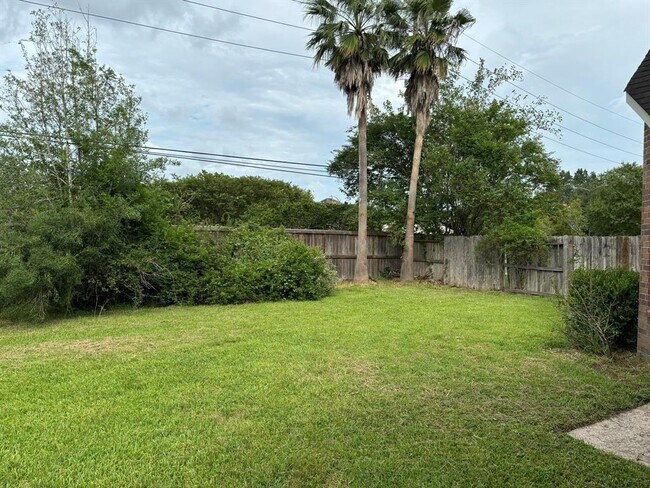 Building Photo - 3055 Fallbrook Dr