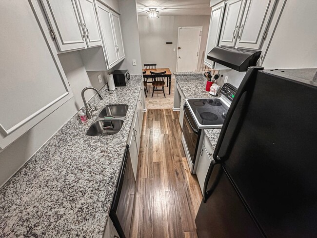 Building Photo - Beautiful Fully Furnished 2 Bed 1 Bath Con...