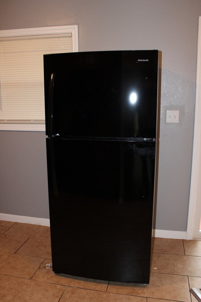 Building Photo - Spacious 4-bedroom, 1.5-bath home located ...