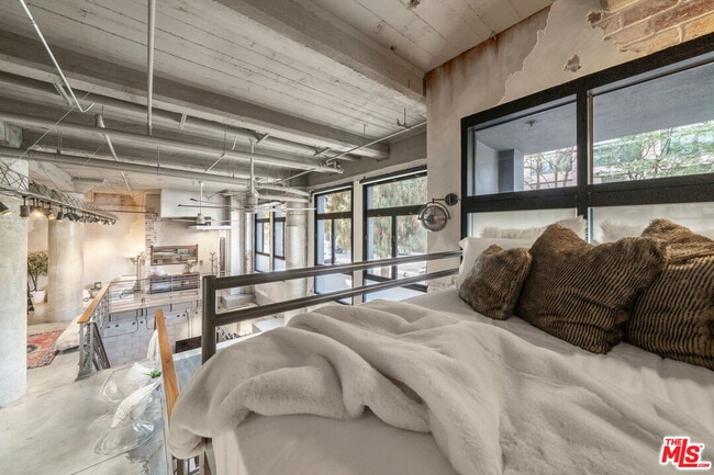 Building Photo - 330 W 11th St