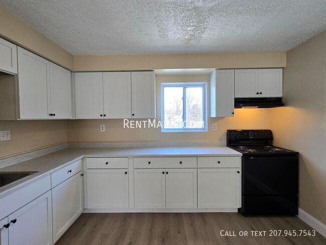 Building Photo - 8 Hillside Ln