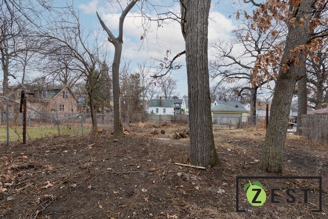 Building Photo - 4-BEDROOM 2-FULL BATHROOMS