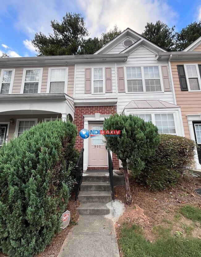 Building Photo - Townhome in Norcross with easy access to I-85