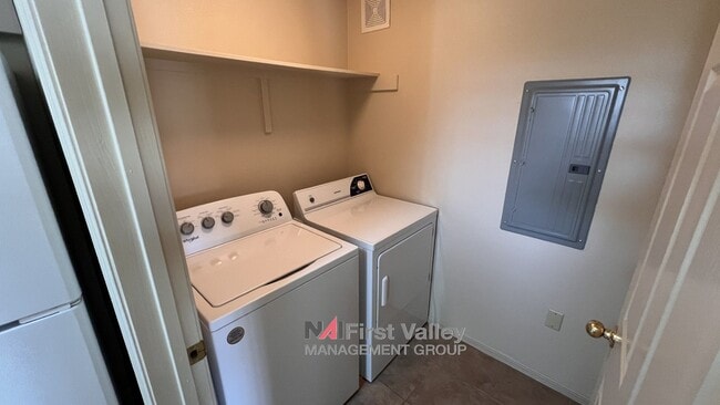 Building Photo - 2 Bedrooms, 2 Baths