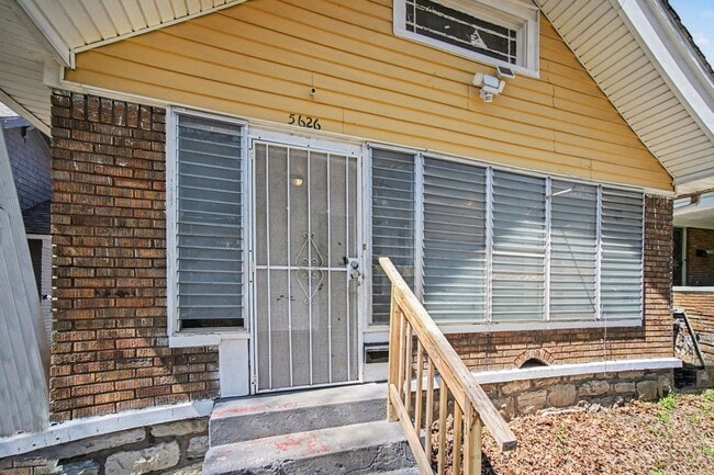 Building Photo - 2 Bed, One Bath House Near UMKC!