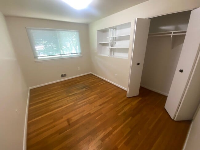 Building Photo - PRICE REDUCTION! A spacious three bedroom/ three bath split foyer single family home located in K...