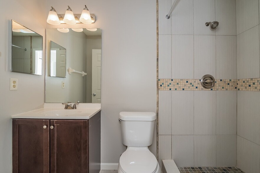 Building Photo - 3032 Twin Oak Dr S
