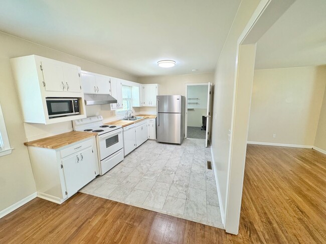 Building Photo - Modern Ranch Retreat