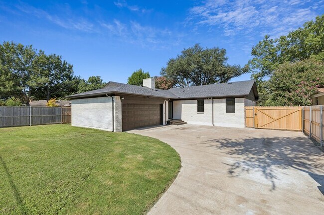 Building Photo - 8566 Sweetwood Dr
