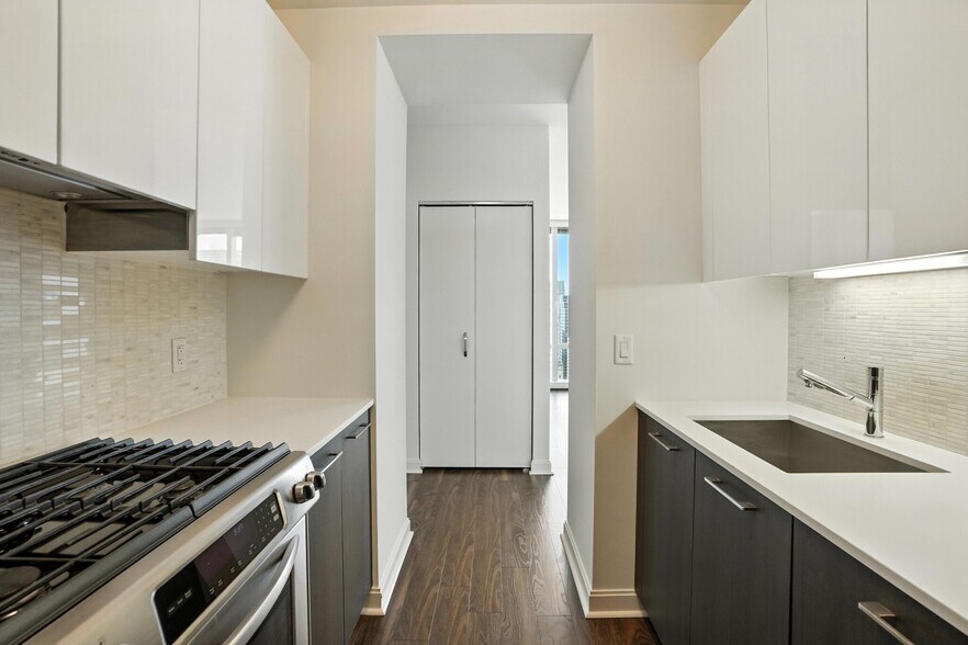 Building Photo - 221 N Clark St
