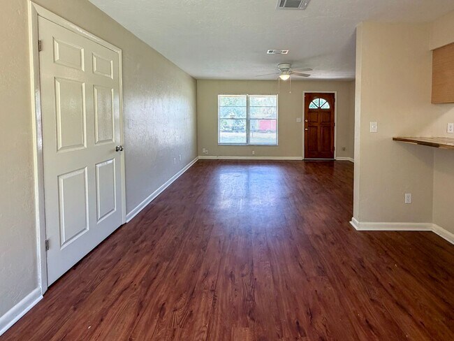 Building Photo - Move-in Ready Recently Updated 4BR/2BA House in Alachua! *Approved Application*