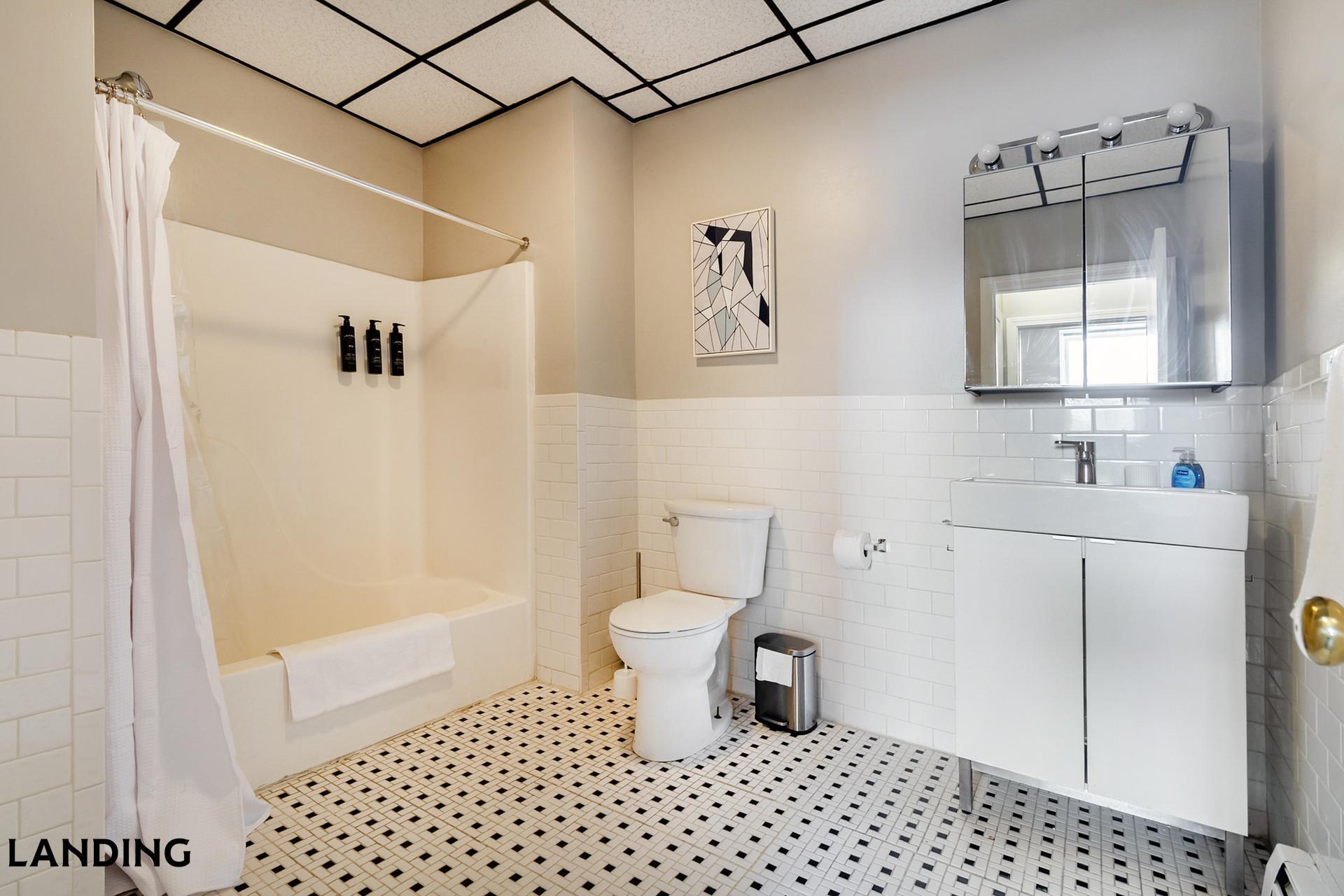 Building Photo - 265 College St