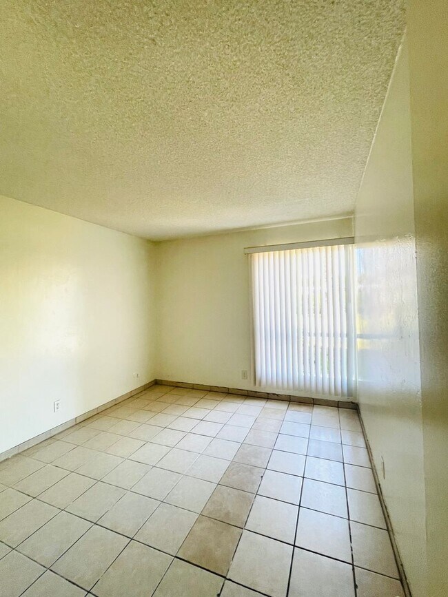 Building Photo - Welcome to this beautiful 3-bedroom, 2-bat...