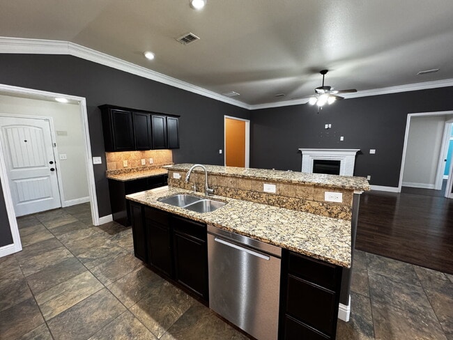 Building Photo - Stunning Spacious Home in Lovely Neighborhood!