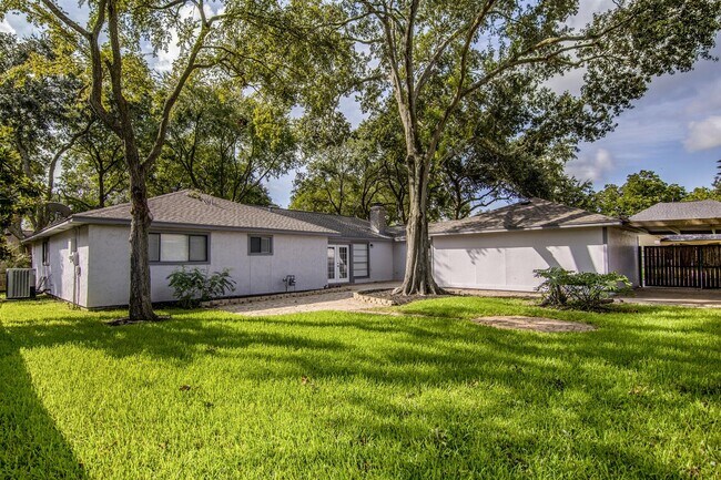 Building Photo - 2716 Pinecone Ln