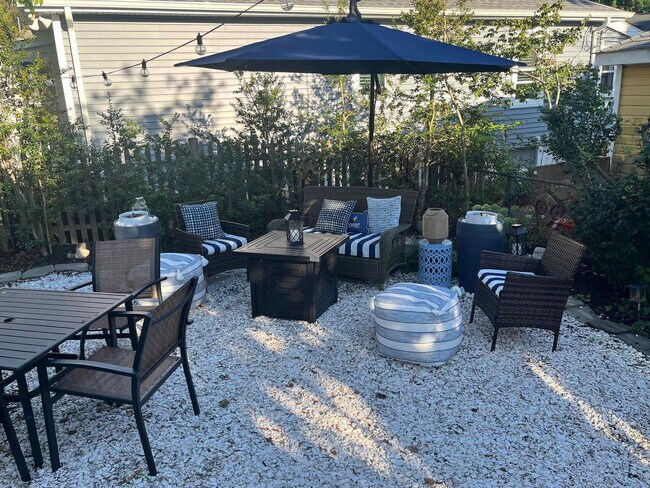 Building Photo - 220 Narragansett Ave